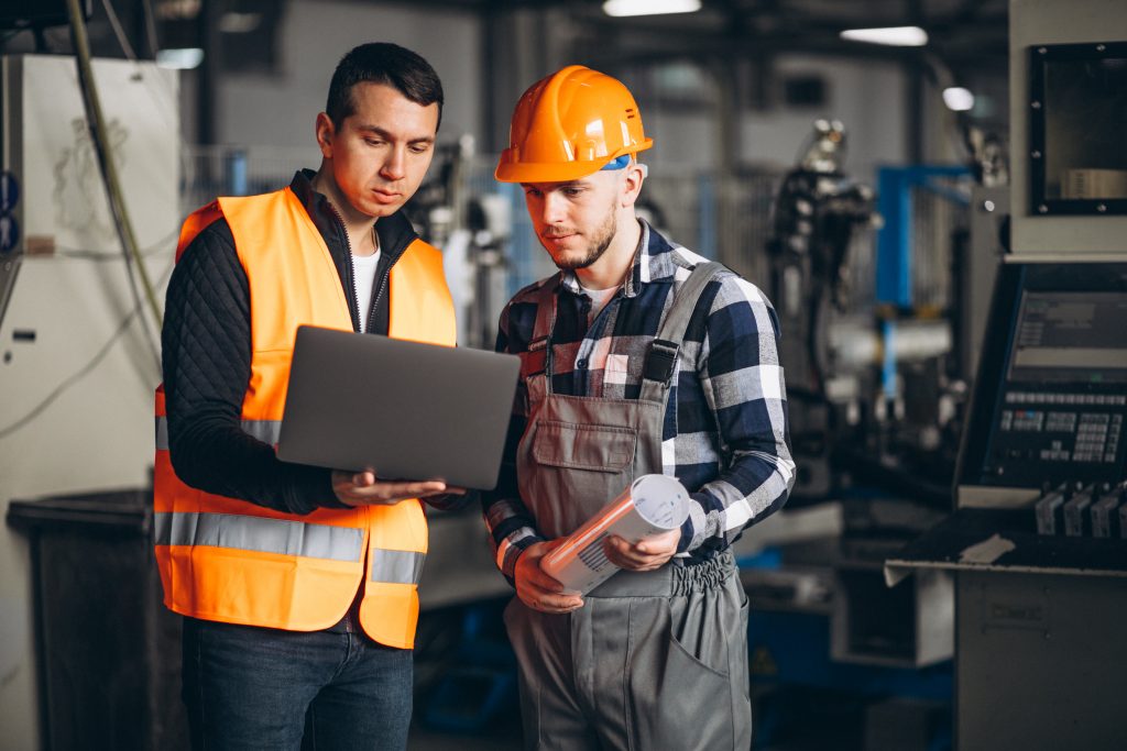 2 hommes dans une usine