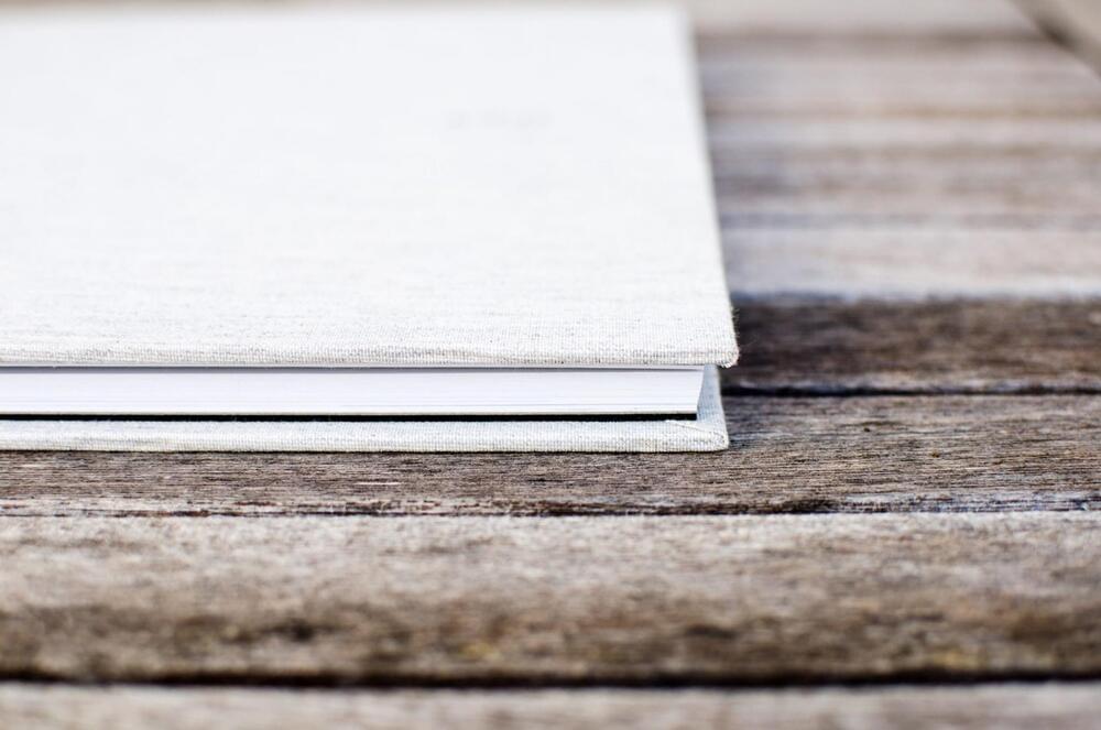 Livre sur une table