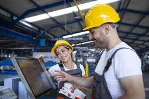 2 ouvriers travaillent sur une machine