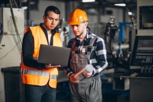 2 hommes dans une usine